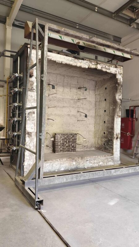 ISO 834 sesuai dengan tungku uji tahan api vertikal dengan suhu 1200 °C dan konstruksi modular